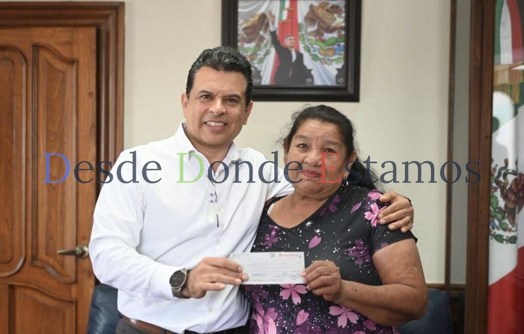 Entrega Gattás a vecina cheque por seguro contra incendios