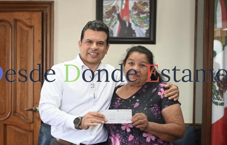 Entrega Gattás a vecina cheque por seguro contra incendios