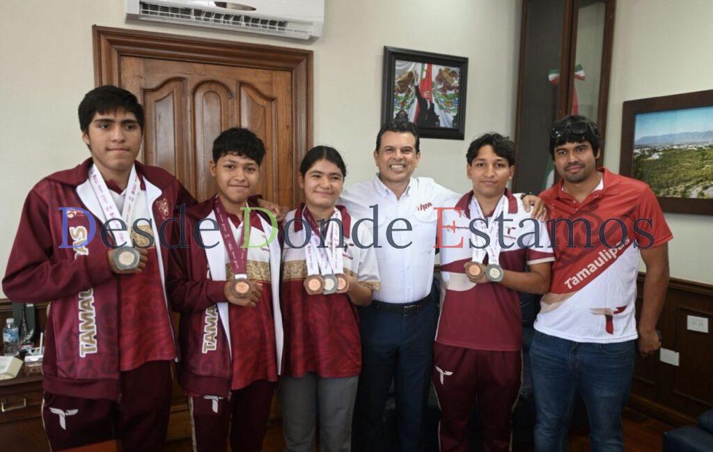 Recibe alcalde de Victoria a medallistas