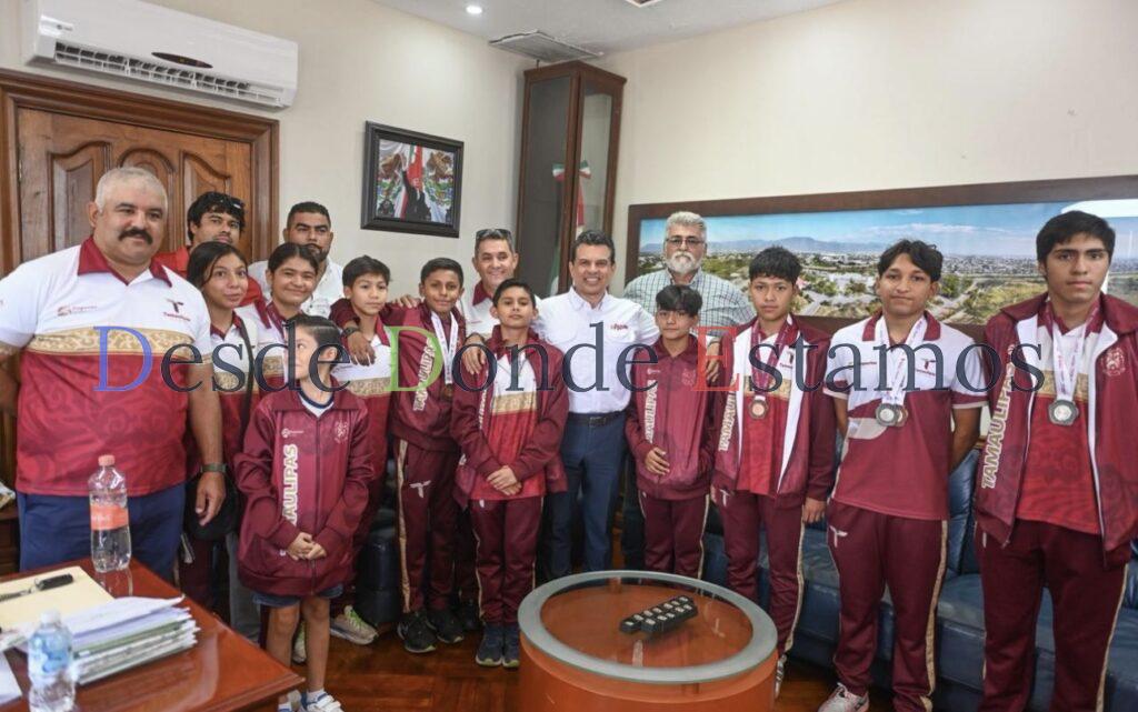 Recibe alcalde de Victoria a medallistas