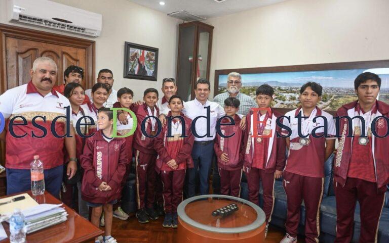 Recibe alcalde de Victoria a medallistas