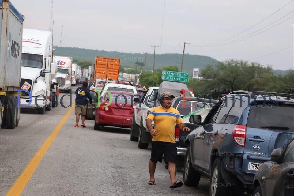 Tramos carreteros cerrados; agua cubre la carpeta asfáltica