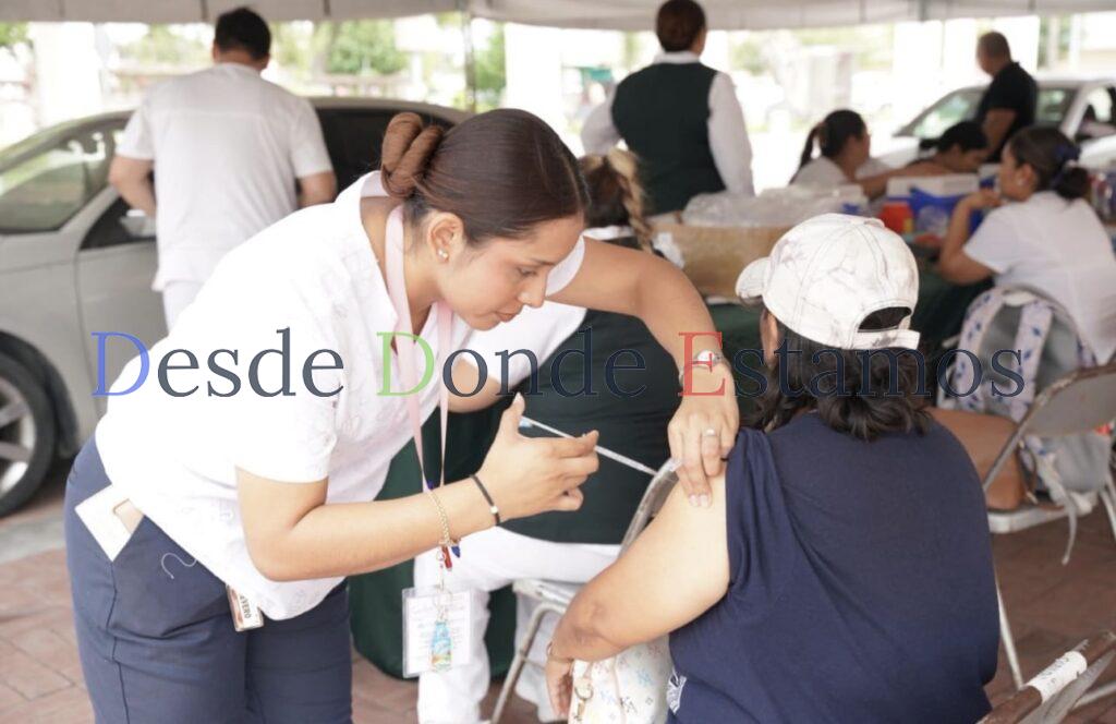 Responden ciudadanos a jornada de vacunación drive thru
