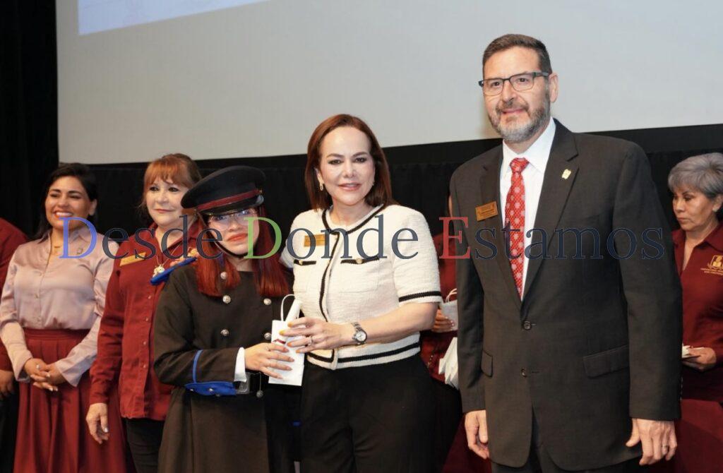Es Carmen Lilia madrina de generación de preparatoria “Elena Poniatowska”