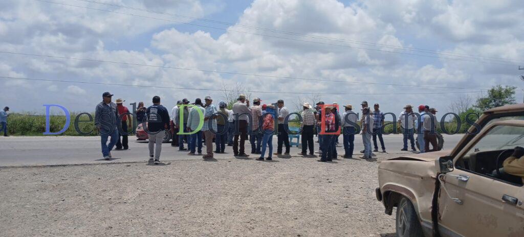 Cumplen advertencia; campesinos cierran carretera