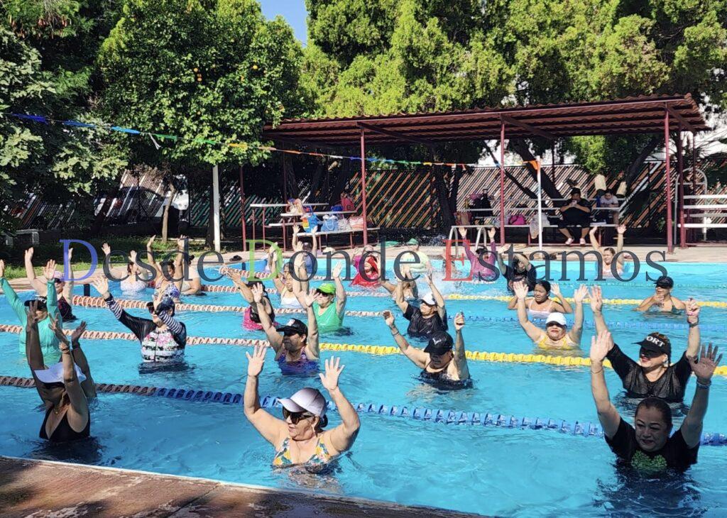 Bailan al ritmo del verano en la alberca de la Unidad Deportiva