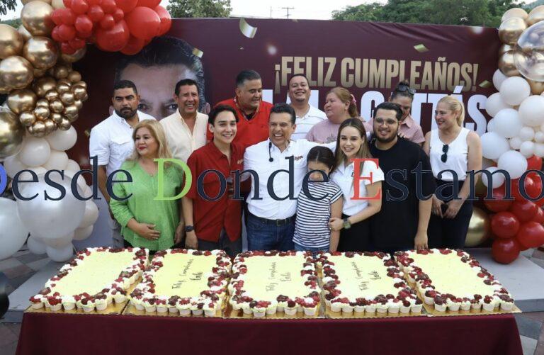 Festejan vecinos de la Ampliación Echeverría a Lalo en su cumpleaños