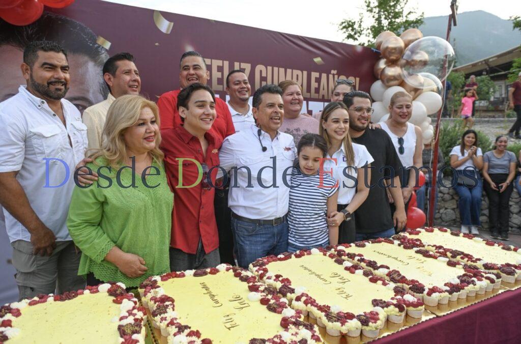 Festejan vecinos de la Ampliación Echeverría a Lalo en su cumpleaños