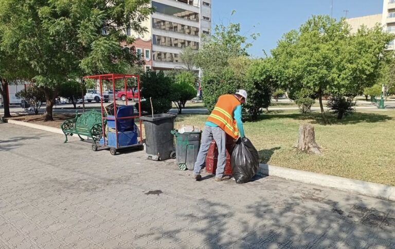 Mantiene Ayuntamiento limpios espacios públicos y plazas