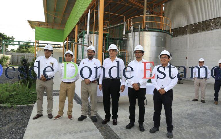 Recorre Américo planta que transforma plásticos en combustibles