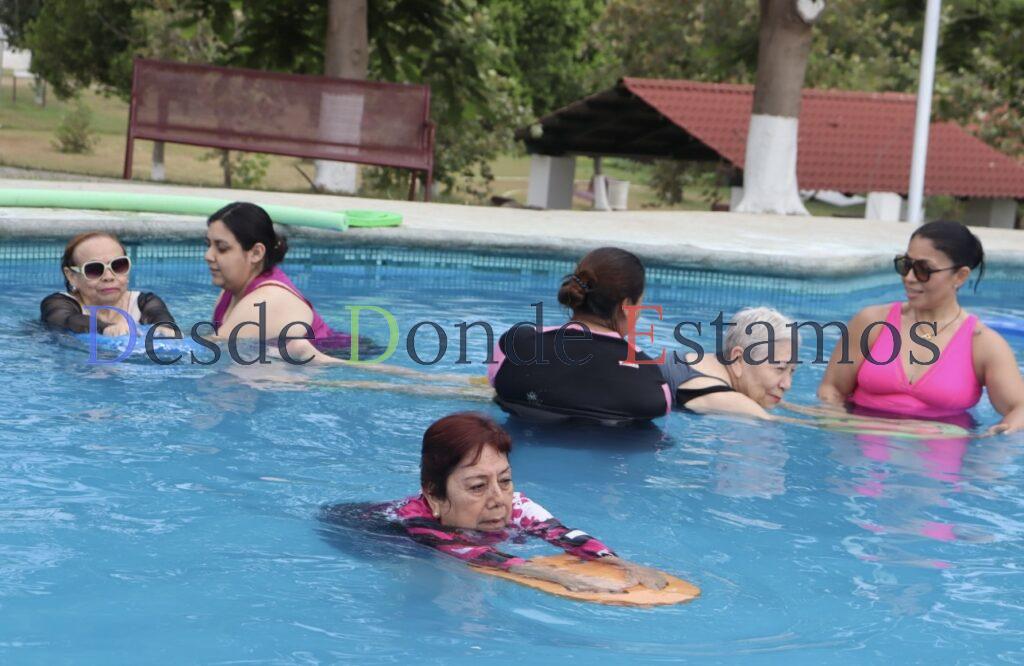 Realizan adultos mayores activación física