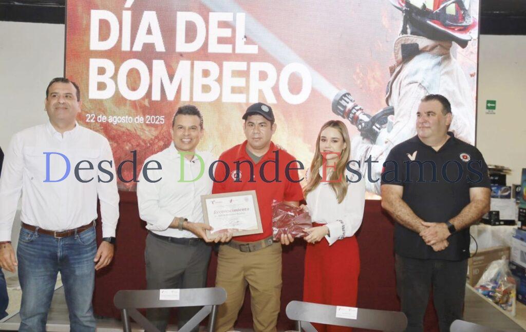 Festeja alcalde Lalo Gattás a bomberos de Victoria