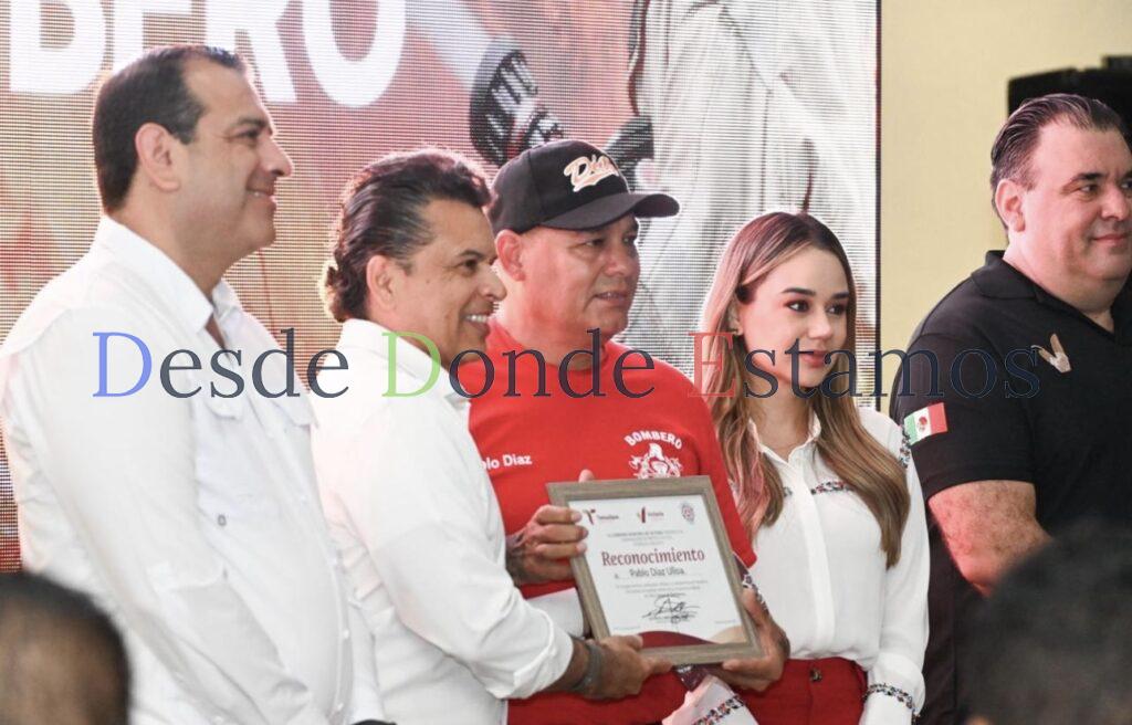 Festeja alcalde Lalo Gattás a bomberos de Victoria