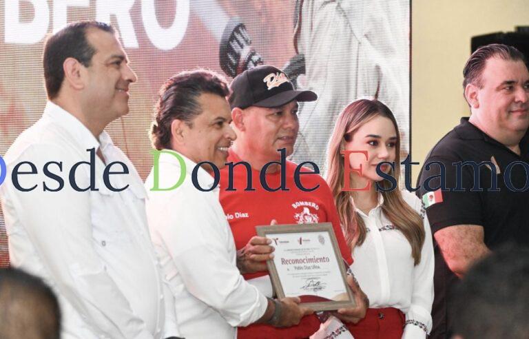 Festeja alcalde Lalo Gattás a bomberos de Victoria