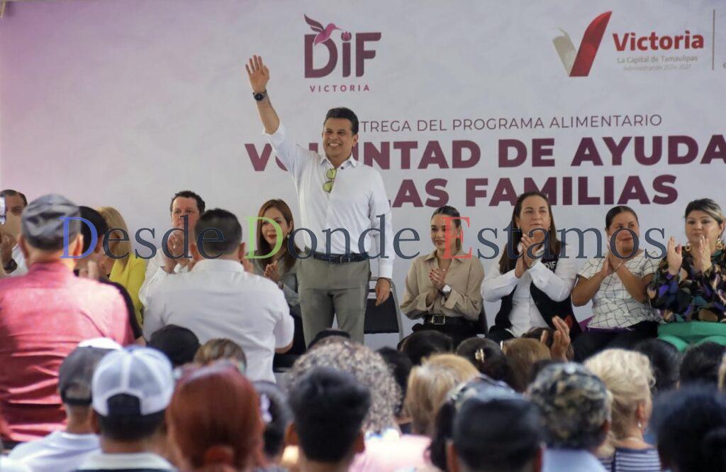 Encabezan Lucy y Lalo tercera entrega de apoyos alimentarios en Victoria