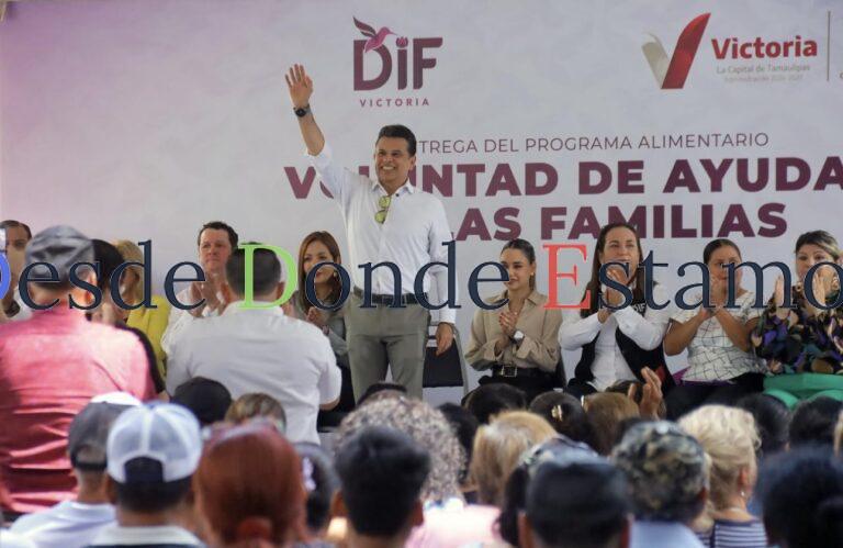 Encabezan Lucy y Lalo tercera entrega de apoyos alimentarios en Victoria