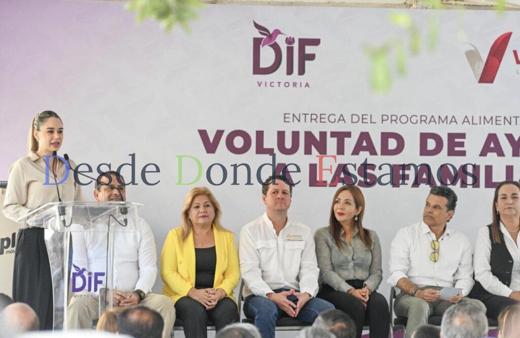 Encabezan Lucy y Lalo tercera entrega de apoyos alimentarios en Victoria