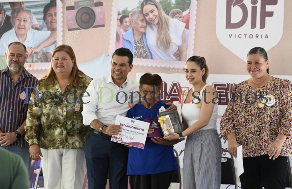 Festejan Lucy y Lalo a los abuelitos del DIF Victoria