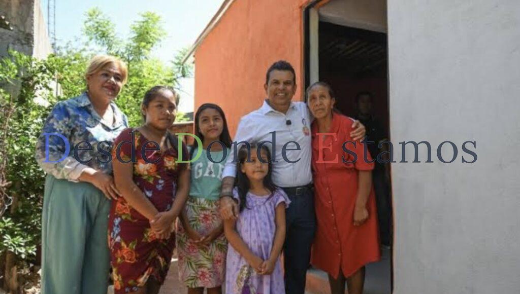 Entrega Lalo Gattás vivienda a familia de la Esfuerzo Popular