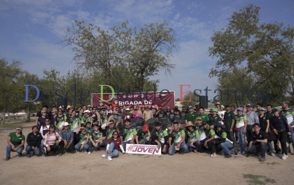 Sé unen jóvenes a brigada de limpieza para transformar El Patinadero