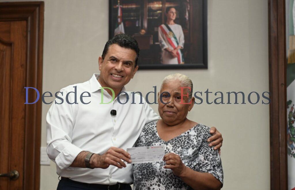 Entrega Lalo Gattás seguro por incendio de vivienda a ciudadana afectada