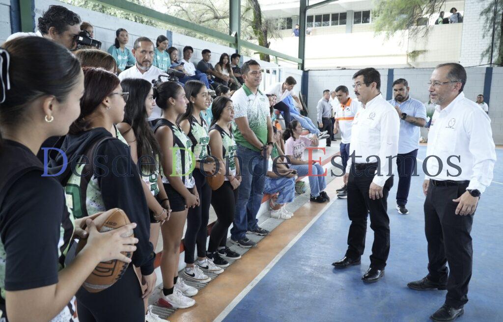 Rector y estudiantes de UAT comparten jornada universitaria