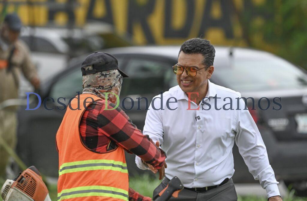 Supervisa alcalde trabajos de limpieza en vialidades de la Capital