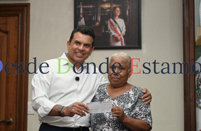 Entrega Lalo Gattás seguro por incendio de vivienda a ciudadana afectada