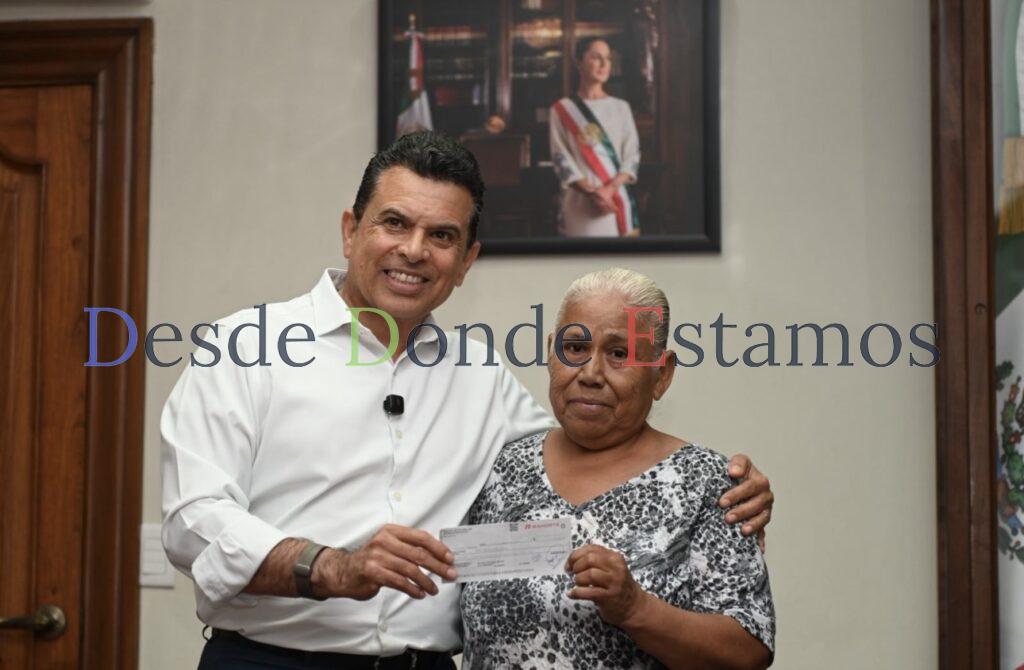 Entrega Lalo Gattás seguro por incendio de vivienda a ciudadana afectada