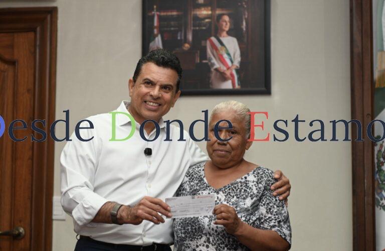 Entrega Lalo Gattás seguro por incendio de vivienda a ciudadana afectada