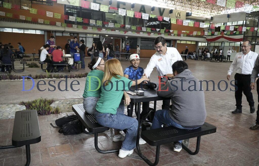 Rector y estudiantes de UAT comparten jornada universitaria