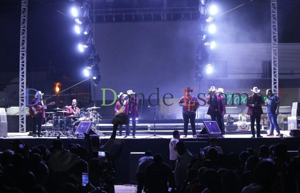 Agradece ciudadanía a Carmen Lilia memorable Grito de Independencia