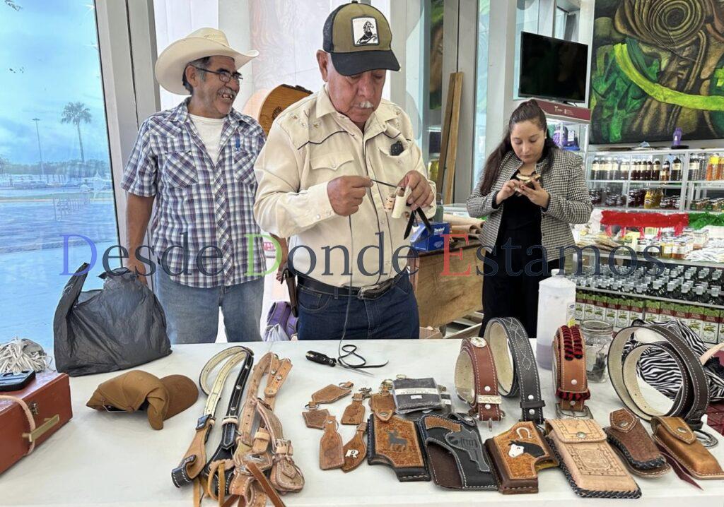 Exhiben artesanos rurales su talento en la Torre Bicentenario
