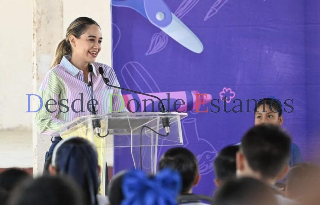 Llevan Lucy y Lalo útiles escolares a alumnos de primaria de El Olivo