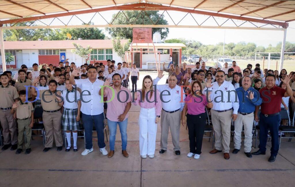 Llevan Lucy y Lalo útiles escolares a alumnos de primaria de El Olivo