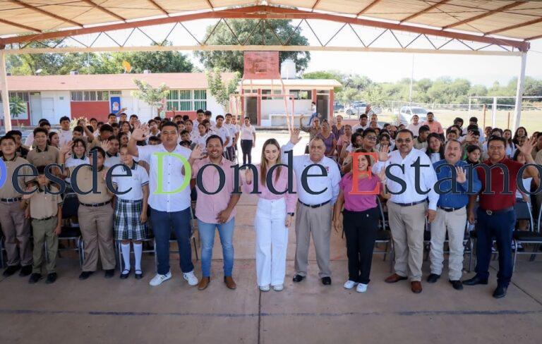 Llevan Lucy y Lalo útiles escolares a alumnos de primaria de El Olivo