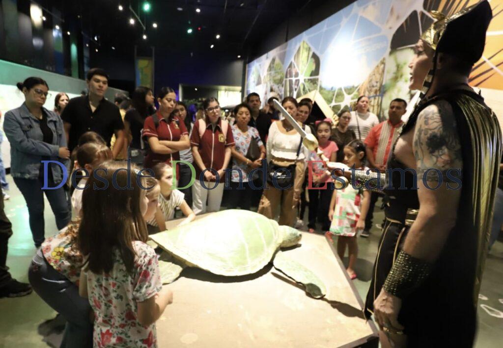 Disfrutan familias “Una Noche en el Museo”