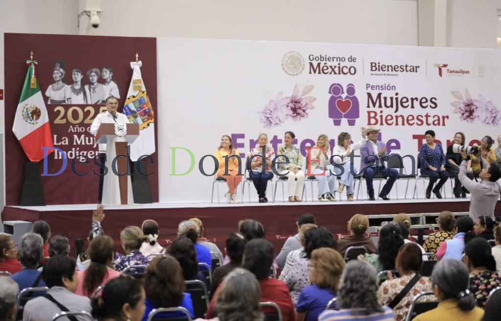 Entrega Américo tarjetas de Pensión Mujeres Bienestar