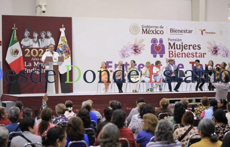 Entrega Américo tarjetas de Pensión Mujeres Bienestar