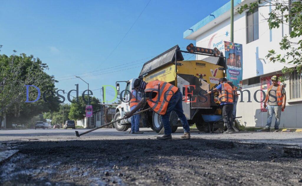 Bacheo no se detiene, reparan calles en sábado