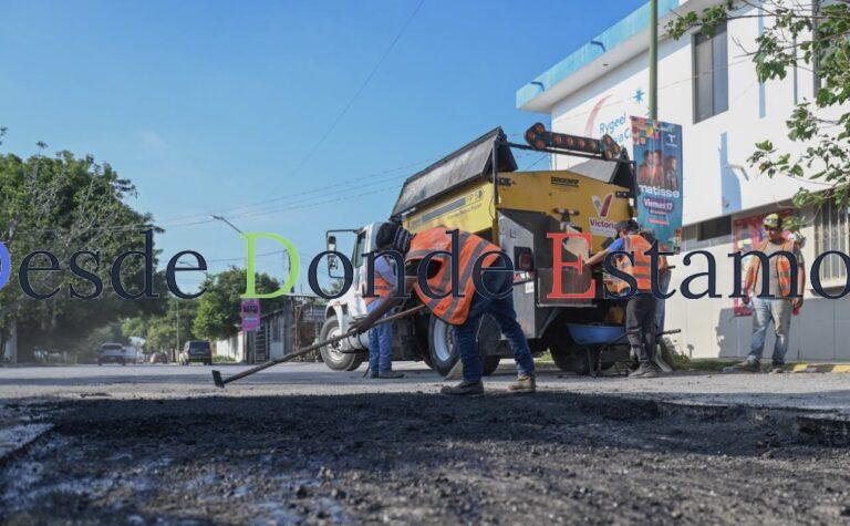 Bacheo no se detiene, reparan calles en sábado