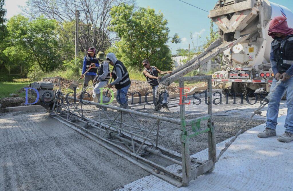 Supervisa Lalo Gattás pavimentación en la colonia Sierra Madre