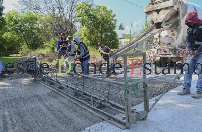 Supervisa Lalo Gattás pavimentación en la colonia Sierra Madre
