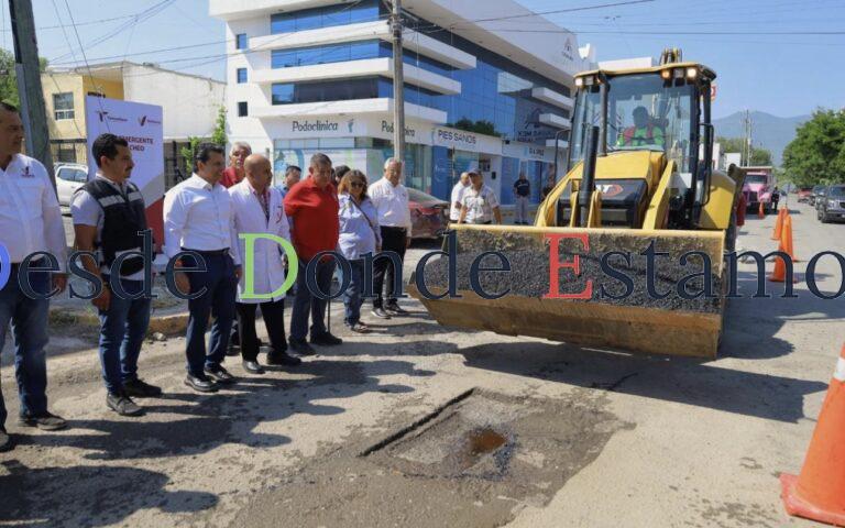 Refuerzan bacheo en rutas de salud y transporte.