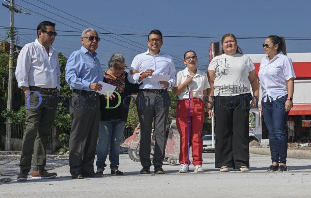 Supervisa Lalo Gattás pavimentación en la colonia Sierra Madre