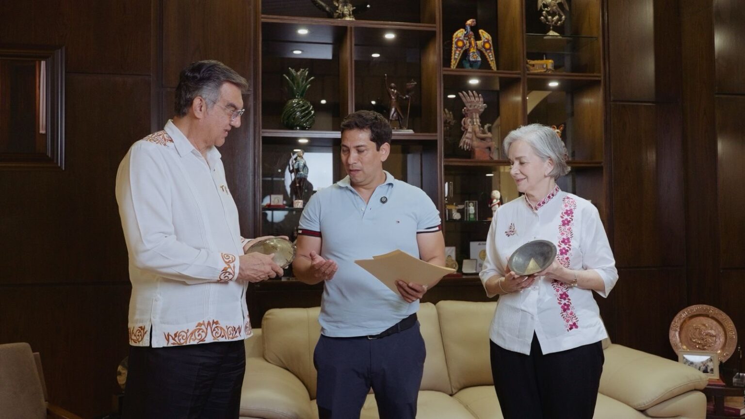 Reciben Américo y María piezas bendecidas por el Vaticano