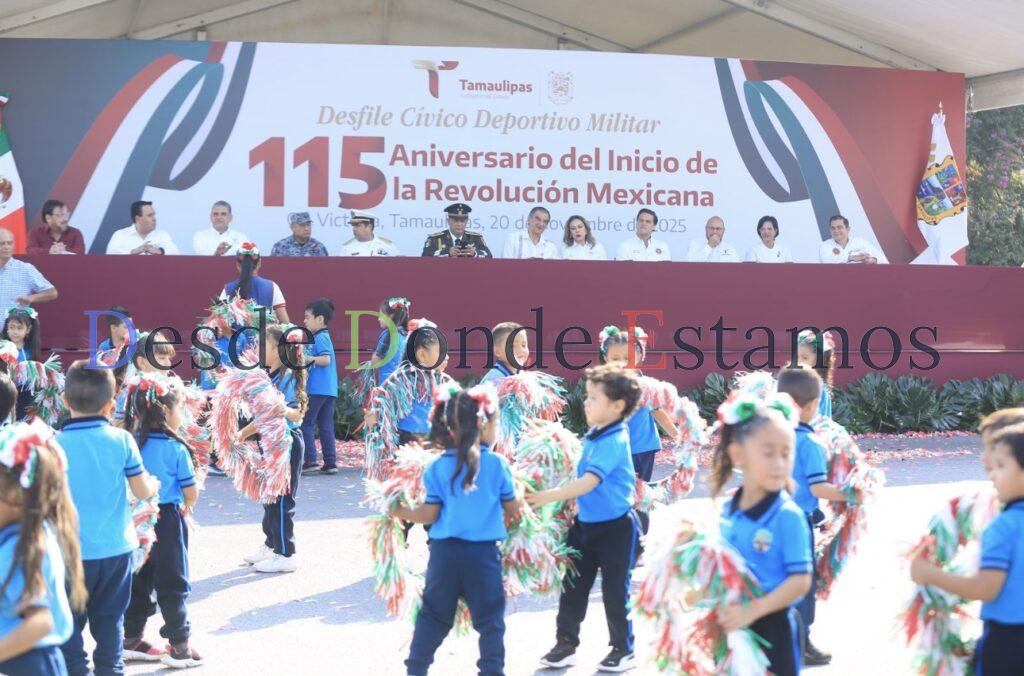 Desfilan miles de jóvenes en el 115 aniversario de la Revolución Mexicana