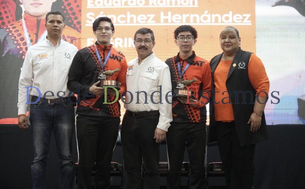 Entrega rector el galardón “Orgullo UAT”