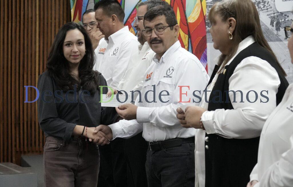 UAT y SET entregan más de 8 000 becas a universitarios