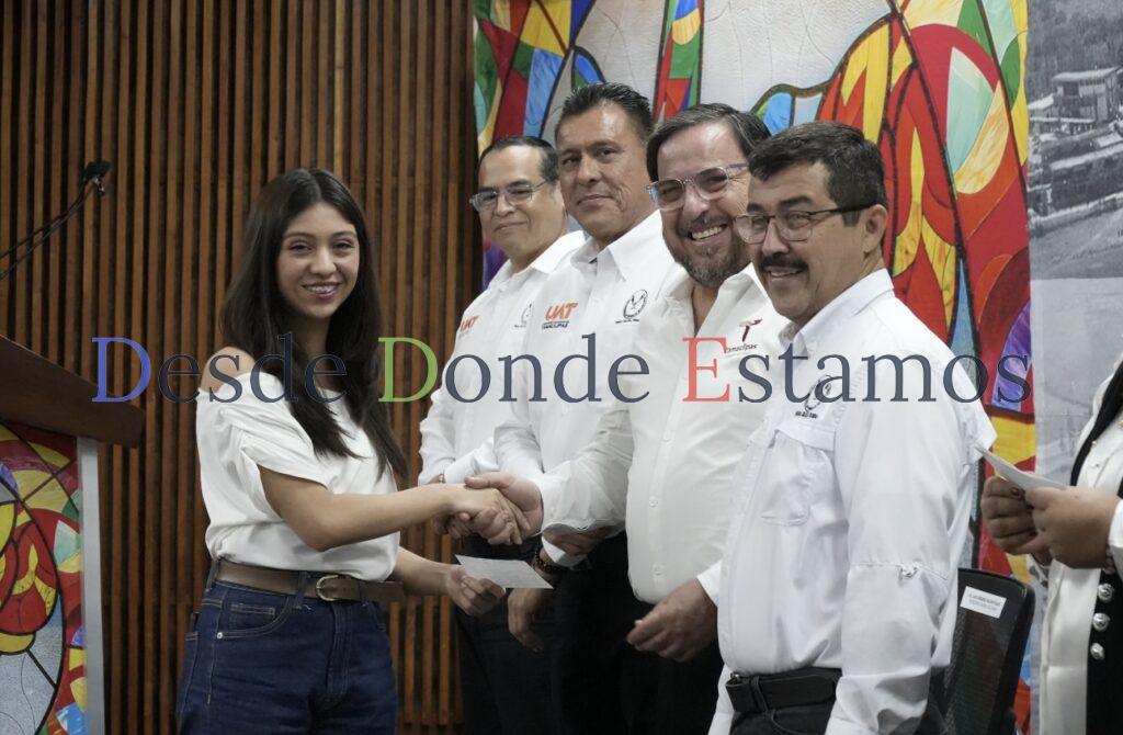 UAT y SET entregan más de 8 000 becas a universitarios